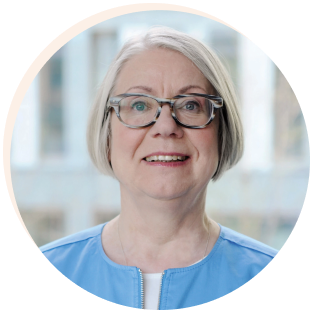 [Translate to Englisch:] Porträtfoto Barbara Kavemann